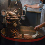 hieu-nhanh-quy-trinh-che-bien-hat-ca-cao-thanh-chocolate-min