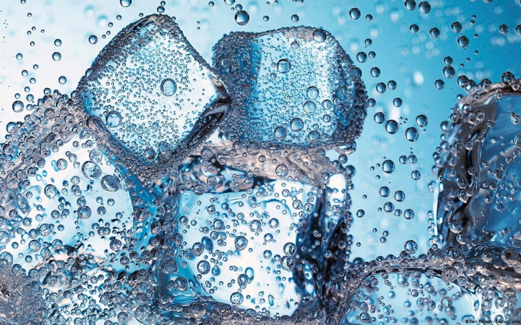 Nhiều người lầm tưởng cứ uống nước nhiều là tốt. Trên thực tế, uống nước không đúng cách có thể gây hại cho sức khỏe của bạn.