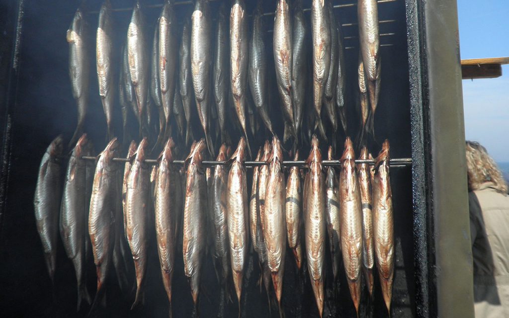 (FoodnK.com) - Hun khói là phương pháp kết hợp sấy khô và thẩm thấu các hợp chất tự nhiên trong khói gỗ vào sản phẩm thịt, cá; đây là phương
