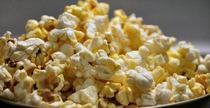 Những ai đã ăn bắp rang bơ (pop corn) đều công nhận món ăn này có mùi quá ư hấp dẫn. Mấy ai biết rất có thể bắp rang đã được trộn với một