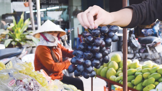 Nho Trung Quốc được bày bán trên đường Kha Vạn Cân, quận Thủ Đức, TP. HCM.