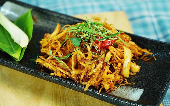 Món khô gà lá chanh xé sợi xào cay là một món ăn khá phổ biến của các gia đình Việt, hiện nay đang được rất nhiều người ưa thích. Nếu bạn đã