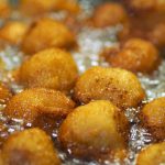 Loc-can-dau-sau-chien-hay-loc-bang-chat-hap-phu-co-loi-hon-2