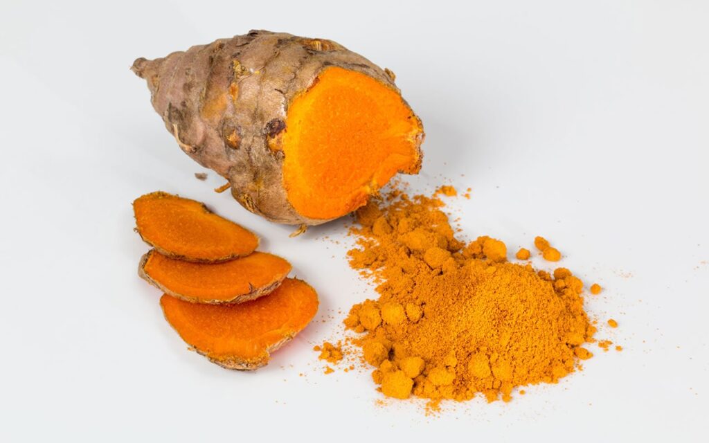 Curcumin được tìm thấy là một tác nhân chống ung thư cực kỳ hứa hẹn, nhắm mục tiêu vào các con đường khác nhau liên quan với sự tiến triển