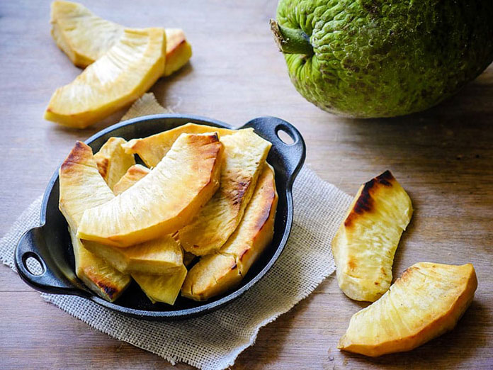 Quả sa kê, có danh pháp khoa học là Artocarpus altilis, còn có tên gọi thông dụng là trái bánh mì - breadfruit. Lý do để nó có cái tên gọi