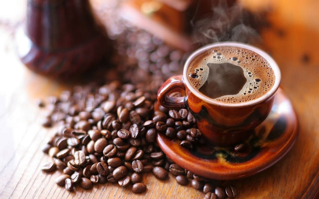 Một cốc cà phê, chứa 100 mg caffeine, khiến lượng caffeine trong máu tăng lên khoảng 5-6 mg/L. Tuy nhiên, rất hiếm có trường hợp
