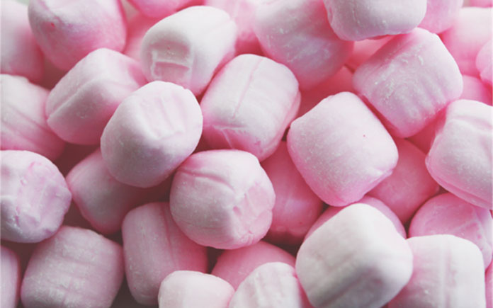 Kẹo mềm (kẹo anbumin) thường hay bị nhầm lẫn với kẹo dẻo vì có tính chất mềm của nó, nhưng quy trình sản xuất khác biệt và cấu trúc của nó