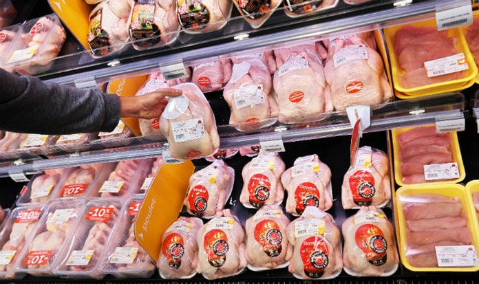Nếu từng mua gà trong siêu thị, có bao giờ bạn trăn trở với câu hỏi: Đầu gà, chân gà ở đâu? Chân gà sau khi chặt ra có thể chế biến thành