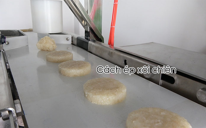 Xôi chiên bạn ăn nhiều rồi, nhưng bạn có biết cách người ta ép xôi không?