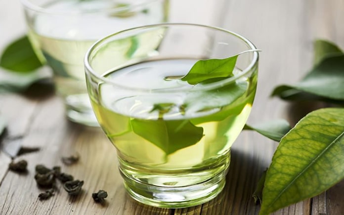 Bên cạnh những lợi ích của trà xanh, nếu dùng không đúng cách hoặc uống quá nhiều, loại nước uống này sẽ gây ra những tác dụng ngược lại...