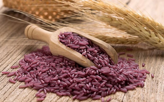 Gạo tím có màu sẫm, còn có tên gọi khác là gạo đen hay gạo cẩm. Gạo tím được cho là có nhiều lợi ích đối với sức khỏe hơn gạo trắng và gạo lứt