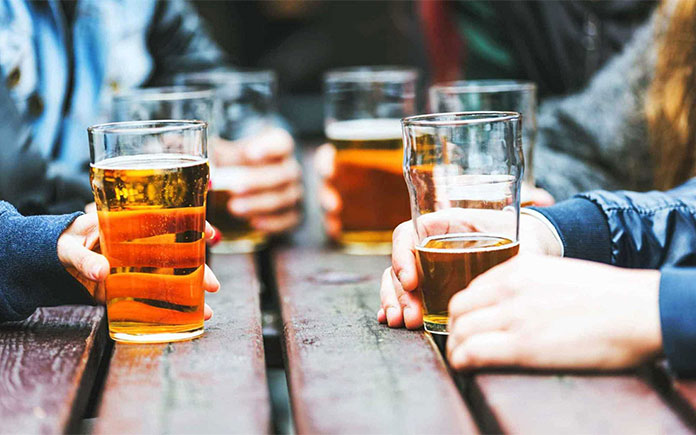 Theo trang Hướng dẫn chế độ ăn uống 2020 - 2025 cho người Mỹ, khuyên nam giới nên uống tối đa 2 ly bia mỗi ngày và 1 ly mỗi ngày đối với nữ