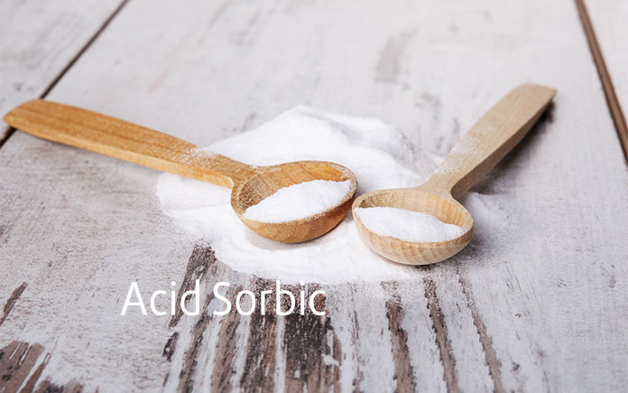 Hoạt động chống vi sinh vật của acid sorbic dựa trên một số yếu tố. Trước tiên là hoạt động ức chế các loại enzyme khác nhau trong tế bào vi