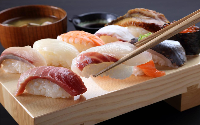 Sushi được lựa chọn là món ăn tiêu biểu cho ẩm thực xứ hoa anh đào. Bởi lẽ, ăn Sushi sẽ mang lại nhiều lợi ích cho sức khoẻ...