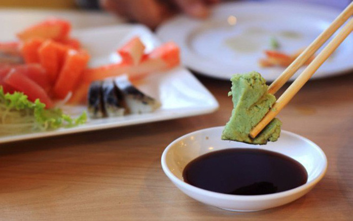 Khi ăn sushi người Việt hay có thói quen trộn wasabi vào nước tương để chấm. Như vậy là bạn đã ăn sushi đúng cách chưa? Hãy cùng Foodnk tìm...