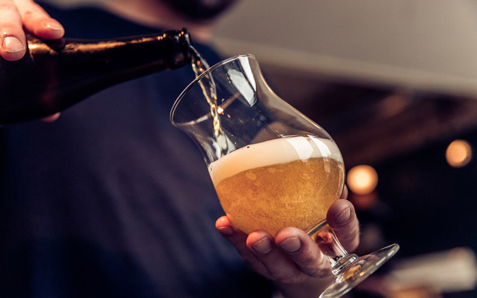 Việc sử dụng rượu bia sẽ gây tổn thương lên não, không chỉ vậy còn có thể gây ra chứng mất trí nhớ và một số bệnh khác. Hãy cùng Foodnk...