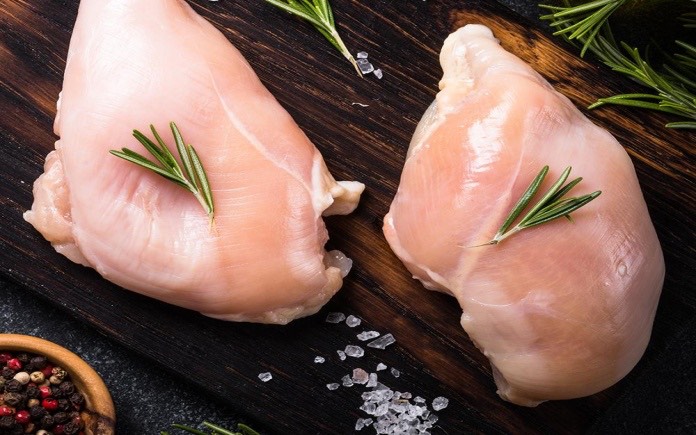 Ức gà là loại thực phẩm cung cấp lượng protein cao và có lợi cho sức khoẻ. Do đó, các gymer hay các bạn đang giảm cân thường xuyên ăn ức gà.