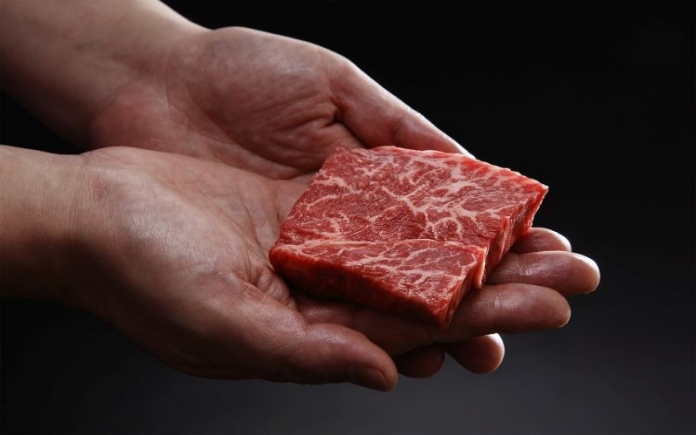 Thịt bò là nguyên liệu đắc tiền và bổ dưỡng. Nó được chế biến phong phú từ tái đến chín. Thế nhưng những người không nên ăn thịt bò...