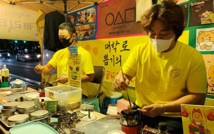Kẹo đường Dalgona là một món ăn đang dần mai một ở Hàn Quốc. Nhưng khi Squid Game - bộ phim vừa công chiếu trên Netflix đã gây được tiếng...