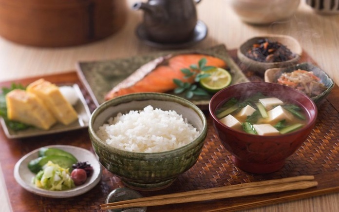 Ẩm thực Nhật Bản rất nổi bật. Không chỉ món ăn ngon, đặc sắc mà ẩm thực Nhật Bản còn rất tinh tế và tỉ mỉ trong từng chi tiết