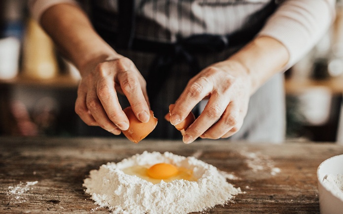 Trứng là nguyên liệu giữ vai trò quan trọng để món ăn thêm đặc sắc hơn. Điển hình nhất là việc sử dụng trứng trong làm bánh