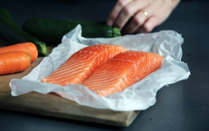 Trên thực tế thịt cá hồi có màu cam rất đẹp. Vậy màu cam của thịt cá hồi do đâu mà có? Trong bài viết sau, Foodnk sẽ giải đáp câu hỏi này...