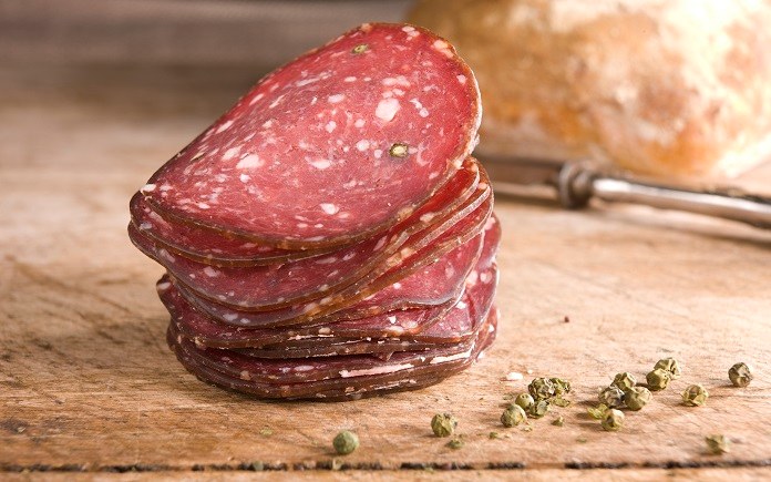 Salami (hay salame) thuộc dòng sản phẩm xúc xích lên men, được chế biến từ thịt động vật lên men rồi đem đi sấy khô.