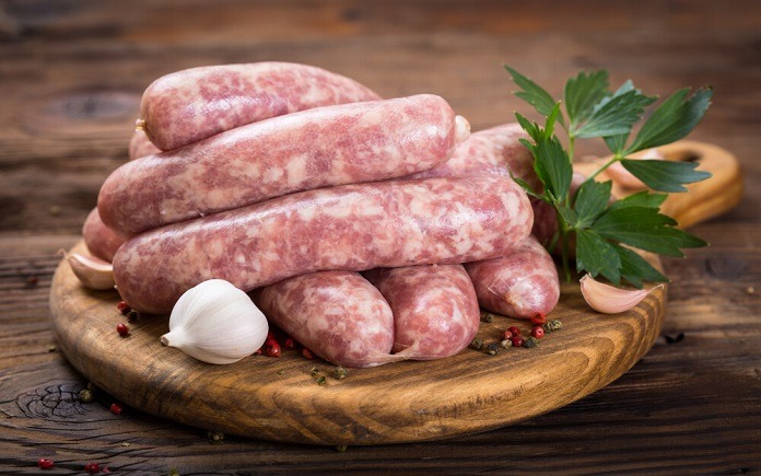 Salami (hay salame) thuộc dòng sản phẩm xúc xích lên men, được chế biến từ thịt động vật lên men rồi đem đi sấy khô.