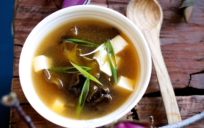 Súp Miso được xem là món ăn bình dân nhưng giàu dinh dưỡng của Nhật Bản. Bạn hãy cùng Foodnk tìm hiểu về nguyên liệu làm món súp Miso...