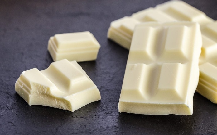Chocolate trắng là loại nguyên liệu được sử dụng phổ biến trong ẩm thực. Bạn có bao giờ thắc mắc điều gì đã làm cho chocolate có màu trắng...