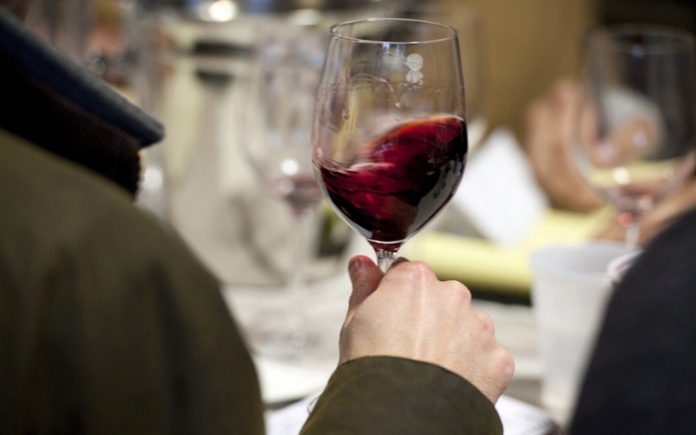 Những người sành rượu vang sẽ có thao tác lắc ly rượu vang trước khi thưởng thức. Vậy, thao tác này giúp ích gì trong việc thưởng thức...