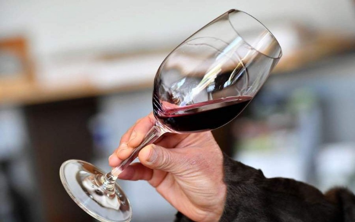 Những người sành rượu vang sẽ có thao tác lắc ly rượu vang trước khi thưởng thức. Vậy, thao tác này giúp ích gì trong việc thưởng thức...
