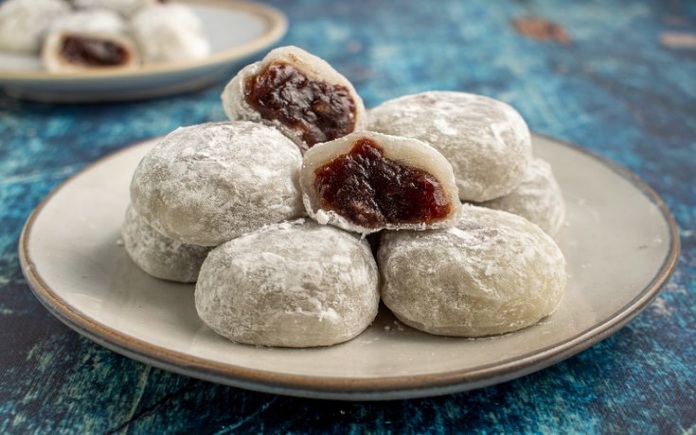 Bánh mochi nhân đậu đỏ được sử dụng phổ biến ở Nhật Bản. Hôm nay Foodnk sẽ mách bạn công thức làm bánh mochi nhân đậu đỏ này...