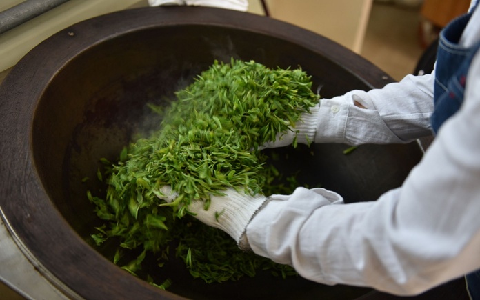 Trà xanh là loại thức uống dân dã nhưng lại gây nghiện với nhiều người. Hãy cùng với Foodnk tìm hiểu quy trình sản xuất trà xanh...