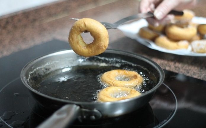 Chiếc bánh donut nhỏ xinh hiện đang thu hút rất nhiều người đam mê ẩm thực. Foodnk sẽ mách bạn công thức làm bánh donut này...