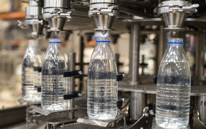 Nước tinh khiết phải qua nhiều công đoạn khi sản xuất. Foodnk sẽ cùng bạn tìm hiểu quy trình sản xuất nước tinh khiết đóng chai...