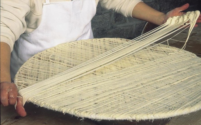 Su Filindeu là một loại mì đặc biệt khó làm và "hiếm có khó tìm". Foodnk sẽ cùng bạn tìm hiểu về quy trình làm ra sợi mì Su Filindeu...