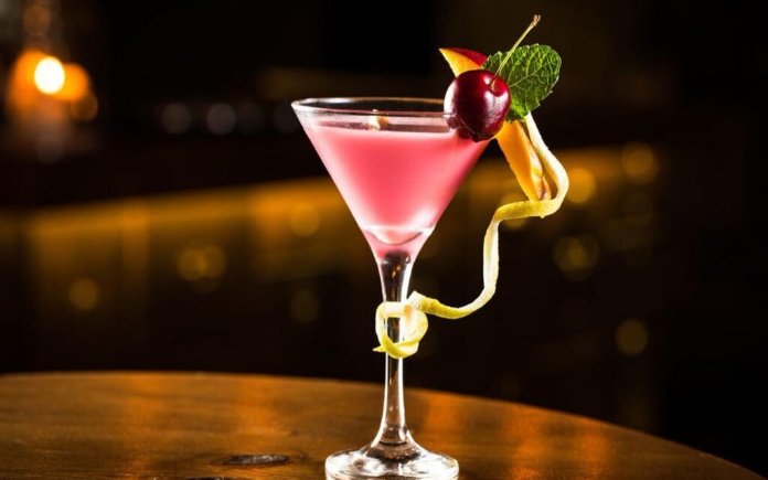 Rượu Cocktail là loại thức uống không thể thiếu trong nền ẩm thực hiện đại. Loại đồ uống này được chế biến theo nhiều cách khác nhau...