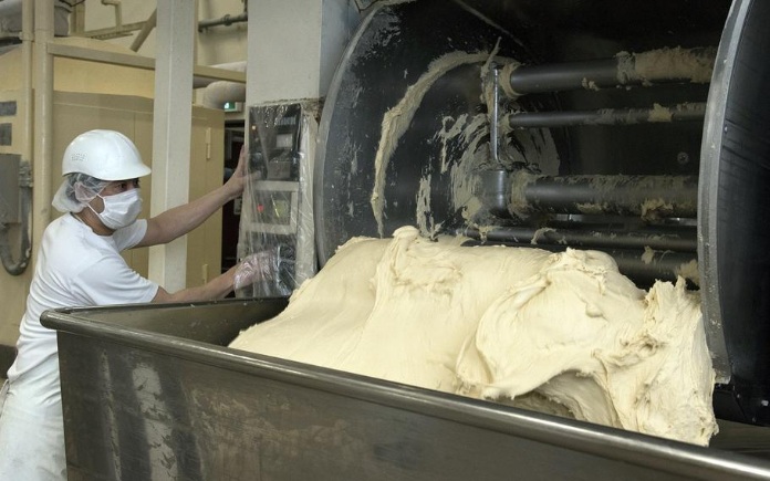 Trong quy mô công nghiệp, quy trình sản xuất bánh mì rất phức tạp. Bạn hãy cùng Foodnk tìm hiểu quy trình sản xuất bánh mì công nghiệp...