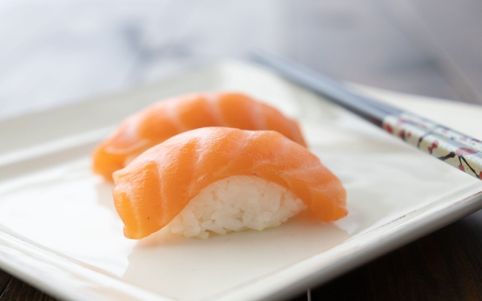 Sushi cá hồi là món ăn rất phổ biến ở Nhật Bản. Thế nhưng, nguồn gốc của món sushi cá hồi này không phải ai cũng biết...