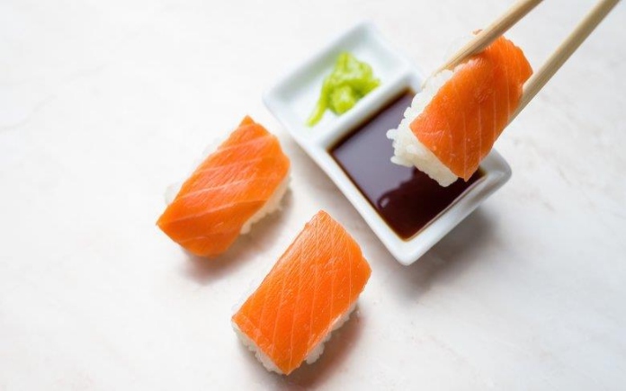 Sushi cá hồi là món ăn rất phổ biến ở Nhật Bản. Thế nhưng, nguồn gốc của món sushi cá hồi này không phải ai cũng biết...