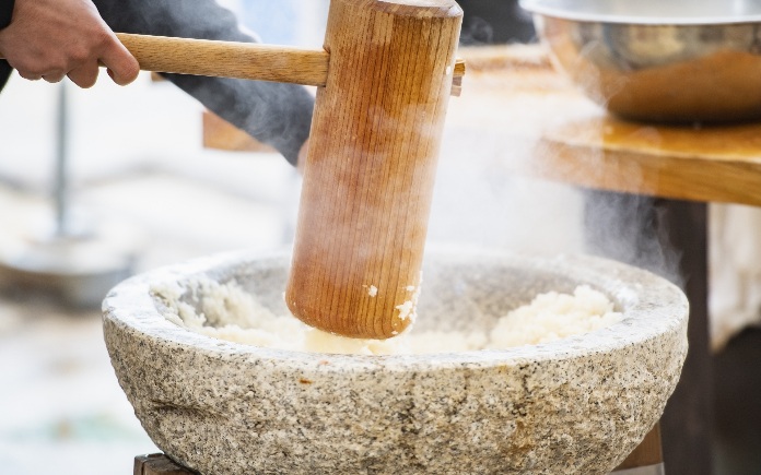 Mochi chỉ đơn giản là món ăn được làm từ gạo nếp và hỗn hợp nhân đa dạng. Foodnk sẽ cùng bạn tìm hiểu quy trình sản xuất mochi...
