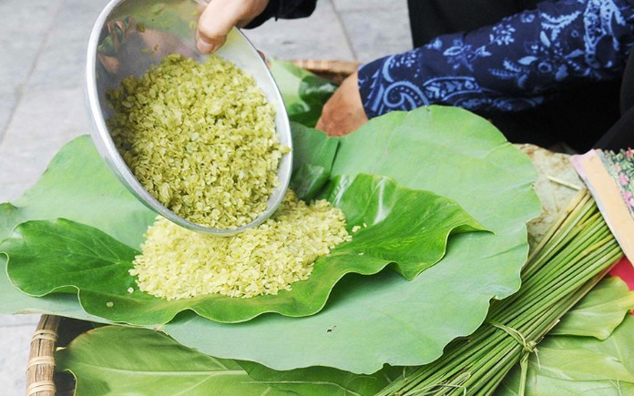 Cốm tươi là đặc sản của Hà Nội có màu ngà xanh pha chút vàng nhẹ. Foodnk sẽ cùng bạn tìm hiểu quy trình sản xuất cốm tươi Hà Nội...