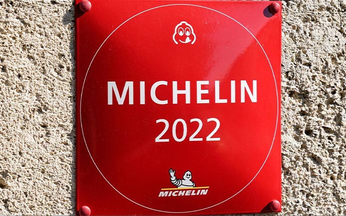 Để đạt được sao Michelin không hề dễ dàng. Trong bài viết này, cùng Foodnk khám phá thế giới sao Michelin và bí quyết để ẫm trọn ba sao nhé!