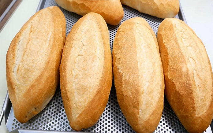 Cùng với E481 thì E482 cũng là một chất phụ gia tạo cấu trúc. E482 có nhiều công dụng trong các sản phẩm bánh nướng nhờ tương tác với bột mì.