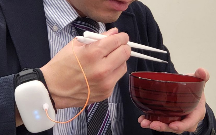 Đũa kích thích vị giác: Một thiết bị đeo được kết nối với một chiếc đũa sử dụng dòng điện để mô phỏng vị mặn của thức ăn