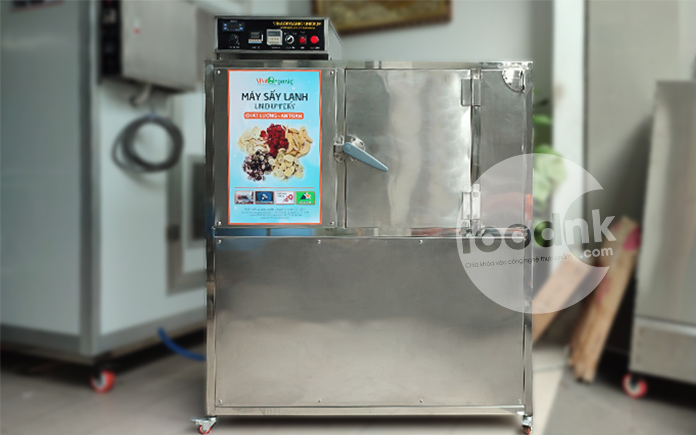 Máy sấy lạnh áp dụng nguyên lý sấy ở mức nhiệt độ thấp hơn hoặc bằng nhiệt độ môi trường để làm bay hơi nước trong thực phẩm.