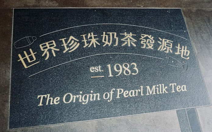 Nguồn gốc của trà sữa trân châu đầy bí ẩn và vẫn còn được tranh luận sôi nổi. Theo phiên bản chính thống của các sự kiện