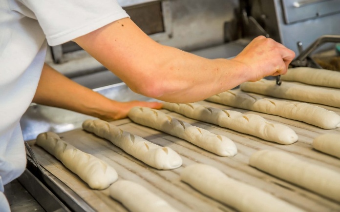 Bánh mì Baguette có kiểu dáng và kích thước theo quy chuẩn của Pháp. Foodnk sẽ cùng bạn tìm hiểu quy trình sản xuất bánh mì Baguette...