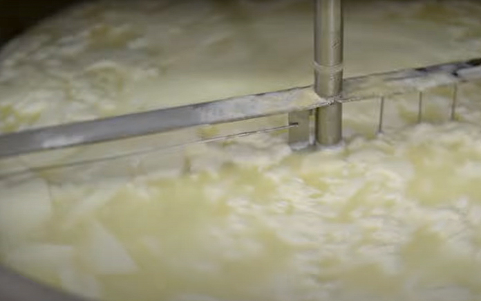 Phô mai Mozzarella được sản xuất như thế nào? Bí quyết công nghệ nằm sau kết cấu kem và hương vị đặc biệt ở món ăn có nguồn gốc từ Ý này
